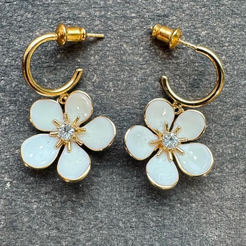 Kate Spade Spring Scene Flower Huggies - Picture 2 of 3